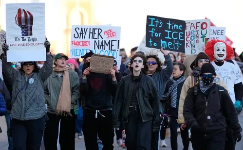 
          Imagem ilustrativa da imagem Protestos contra polícia de imigração dos EUA reúnem milhares após morte de mulher
          