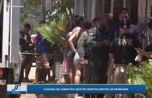 
          Imagem ilustrativa da imagem Quatro jovens são assassinados em barbearia lotada em Jaboatão
          