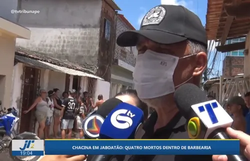
          Imagem ilustrativa da imagem Quatro jovens são assassinados em barbearia lotada em Jaboatão
          