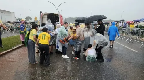 
          Imagem ilustrativa da imagem Raio atinge ato de Nikolas Ferreira e fere mais de 70 pessoas em Brasília
          