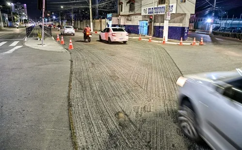 
          Imagem ilustrativa da imagem Recapeamento da Leitão da Silva avança e conclui primeiro sentido da via
          