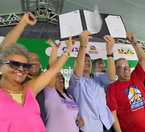 
          Imagem ilustrativa da imagem Recife e Governo Federal dão início a três novos habitacionais no Caiara
          