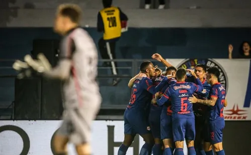 
          Imagem ilustrativa da imagem Red Bull Bragantino atropela Vitória e complica rival na luta contra o rebaixamento
          