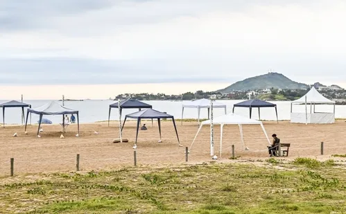 
          Imagem ilustrativa da imagem Reserva de tendas para passar o réveillon em Camburi começam nesta segunda
          