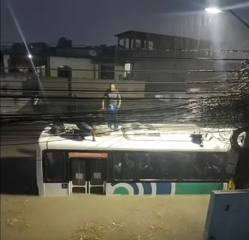 
          Imagem ilustrativa da imagem Resgate de bote e passageiros ilhados em ônibus: veja imagens do caos no Rio após temporal
          