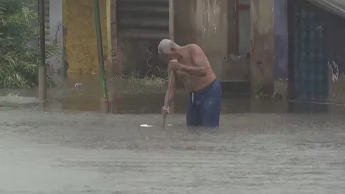 
          Imagem ilustrativa da imagem Resgate de bote e passageiros ilhados em ônibus: veja imagens do caos no Rio após temporal
          