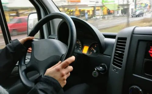 
          Imagem ilustrativa da imagem Risco nas estradas: cresce alerta contra transporte clandestino nas festas
          