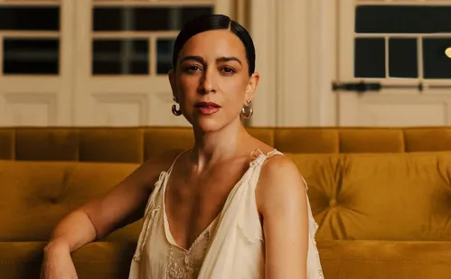 
          Imagem ilustrativa da imagem Roberta Sá celebra 20 anos de carreira com show neste sábado em Vitória
          