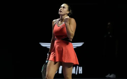 
          Imagem ilustrativa da imagem Sabalenka vence e desafia Rybakina na busca da inédita taça do WTA Finals
          