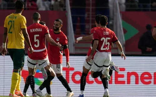 
          Imagem ilustrativa da imagem Salah marca de pênalti, Egito vence a África do Sul e se classifica
          