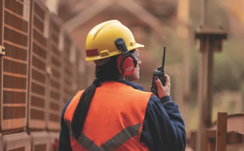 
          Imagem ilustrativa da imagem Samarco começa a abrir este ano 4 mil vagas para retomar produção
          