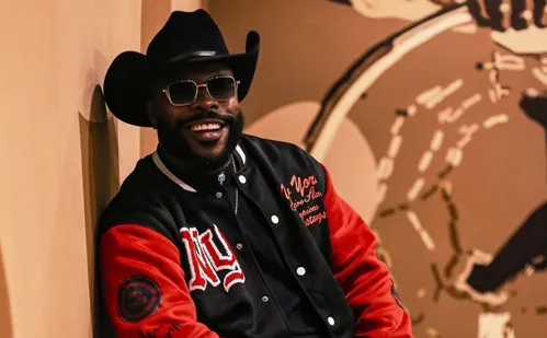 
          Imagem ilustrativa da imagem Sambão do Povo recebe festival de samba com Nego Damoé neste domingo
          