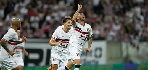 
          Imagem ilustrativa da imagem Santa Cruz estreia com goleada sobre Decisão e assume vice-liderança do campeonato
          