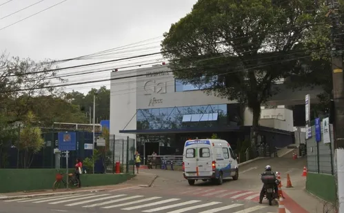 
          Imagem ilustrativa da imagem Surto no Santa Rita: Dois pacientes com sintomas da doença estão na UTI
          