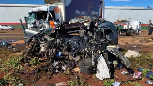 
          Imagem ilustrativa da imagem Seis pessoas da mesma família morrem em acidente de carro ao voltar da praia no Paraná
          