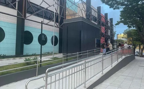 
          Imagem ilustrativa da imagem Serra inaugura nova escola com sala de idioma e 4 laboratórios
          