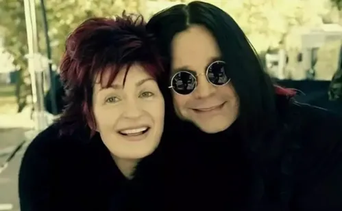 
          Imagem ilustrativa da imagem Sharon Osbourne revela quais foram as últimas palavras de Ozzy; confira
          