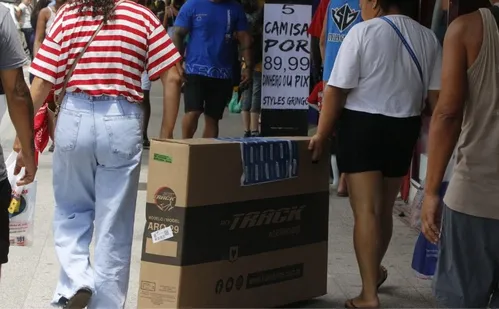 
          Imagem ilustrativa da imagem Shoppings ampliam horário de funcionamento no último mês do ano
          