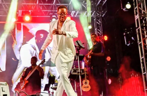 
          Imagem ilustrativa da imagem Show de Mumuzinho atrai público de mais de 100 mil na orla de Camburi
          