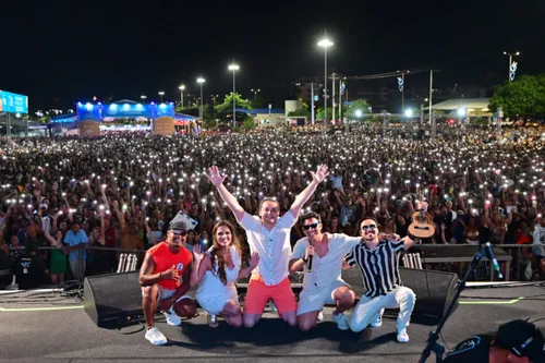 
          Imagem ilustrativa da imagem Show de Mumuzinho atrai público de mais de 100 mil na orla de Camburi
          