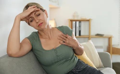 
          Imagem ilustrativa da imagem Sintomas da menopausa pioram durante o verão; veja dicas para reduzir o desconforto
          