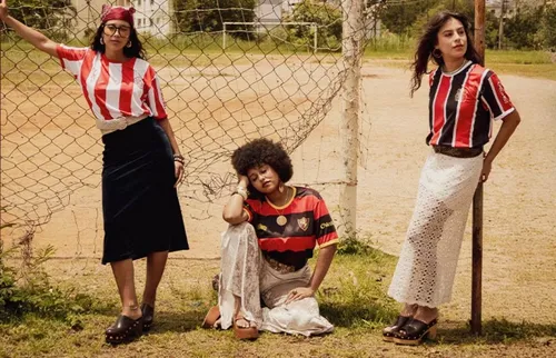 
          Imagem ilustrativa da imagem Sport, Náutico e Santa lançam camisas do filme "O Agente Secreto"
          