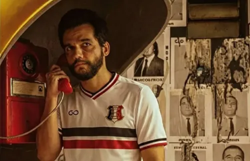 
          Imagem ilustrativa da imagem Sport, Náutico e Santa lançam camisas do filme "O Agente Secreto"
          