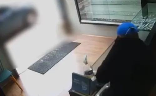 
          Imagem ilustrativa da imagem Suspeitos assaltam joalheria e deixam prejuízo de mais de R$ 600 mil em Aracruz
          