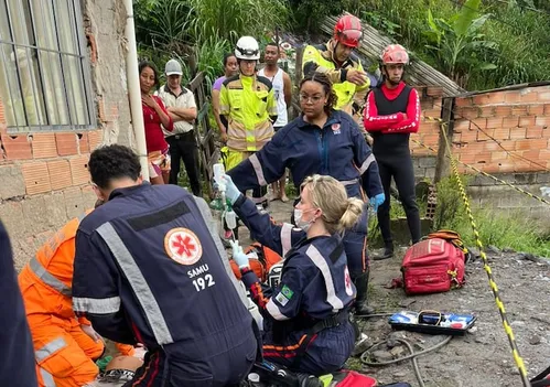 
          Imagem ilustrativa da imagem Temporais causam alagamentos e estragos em MG; criança é soterrada após muro desabar sobre casa
          