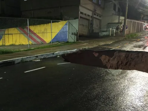 
          Imagem ilustrativa da imagem Temporais causam alagamentos e estragos em MG; criança é soterrada após muro desabar sobre casa
          