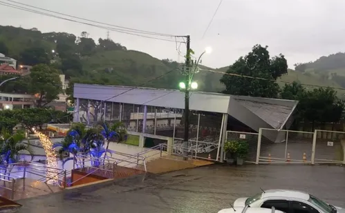 
          Imagem ilustrativa da imagem Temporal destelha escola, igreja e causa estragos no Sul do ES
          