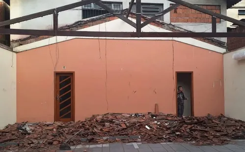 
          Imagem ilustrativa da imagem Teto de igreja desaba após fortes chuvas em Vila Velha; comunidade pede ajuda
          