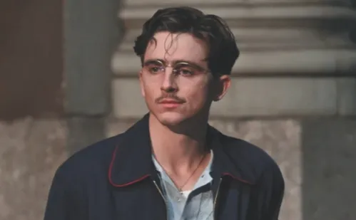 
          Imagem ilustrativa da imagem Timothée Chalamet movido a ambição em “Marty Supreme”
          