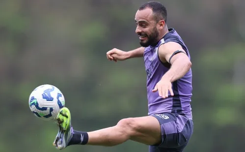 
          Imagem ilustrativa da imagem Torino aumenta oferta e mira Arthur Cabral no Fogão
          