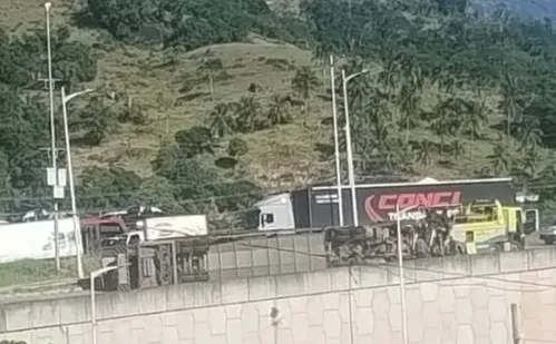 
          Imagem ilustrativa da imagem Trânsito na BR-101 é totalmente liberado após remoção de carreta-cegonha
          