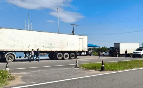 
          Imagem ilustrativa da imagem Transporte irregular de cargas: operação aplica mais de R$ 100 mil em multas no ES
          