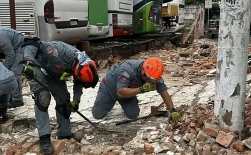 
          Imagem ilustrativa da imagem Três pessoas morrem após ônibus derrubar muro em estacionamento em São Paulo
          