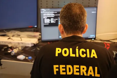 
          Imagem ilustrativa da imagem Três policiais federais e um PM são afastados após operação da PF contra extorsão no RJ
          