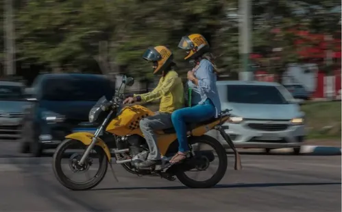 
          Imagem ilustrativa da imagem Uber e 99 adiam estreia de mototáxi e prometem ir à Justiça contra novas regras
          