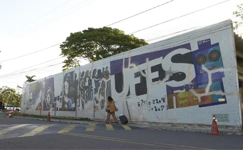 
          Imagem ilustrativa da imagem Ufes estuda reservar cotas para pessoas trans
          