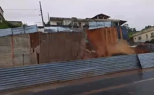 
          Imagem ilustrativa da imagem VÍDEO | Três casas são interditadas após muro desabar no Sul do ES
          