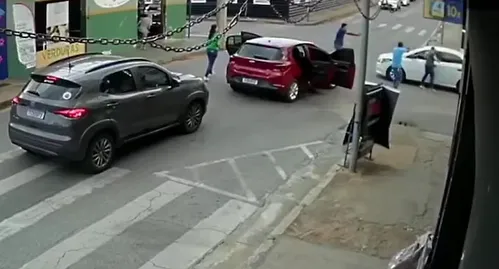 
          Imagem ilustrativa da imagem VÍDEO: Viatura descaracterizada, atenção de curiosos: como foi ação que prendeu sequestradores em MG
          