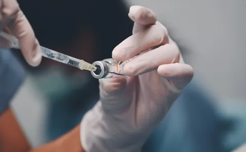 
          Imagem ilustrativa da imagem Vacina contra câncer de pele reduz risco de morte em 49%
          