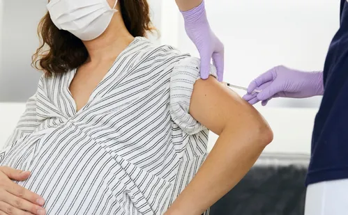 
          Imagem ilustrativa da imagem Vacina para proteger grávidas e bebês chega ao Espírito Santo
          