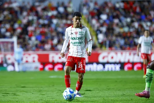 
          Imagem ilustrativa da imagem Vasco anuncia meia-atacante Johan Rojas, primeiro reforço para 2026
          