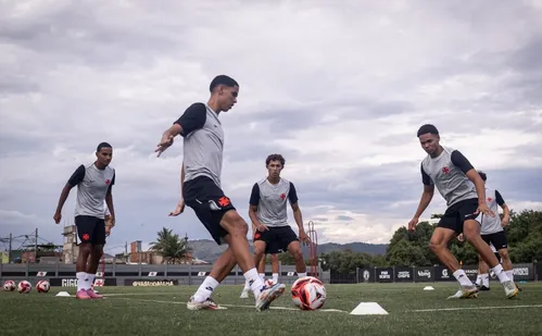 
          Imagem ilustrativa da imagem Vasco encara Nova Iguaçu com possíveis despedidas
          