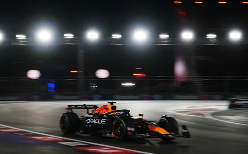 
          Imagem ilustrativa da imagem Verstappen domina e as duas McLaren são desclassificadas do GP de Las Vegas
          