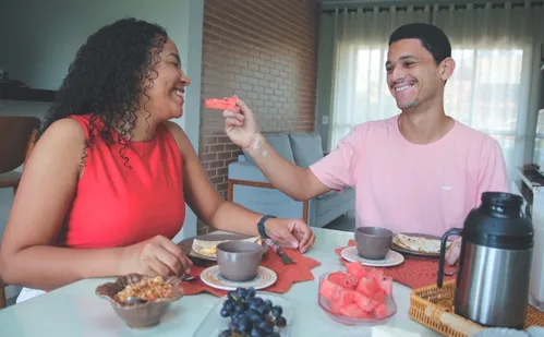 
          Imagem ilustrativa da imagem Vetar celular na hora da refeição fortalece vínculos
          