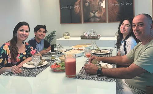 
          Imagem ilustrativa da imagem Vetar celular na hora da refeição fortalece vínculos
          