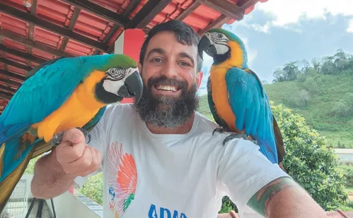 
          Imagem ilustrativa da imagem Veterinário se muda para o interior em busca de sossego para casal de araras
          